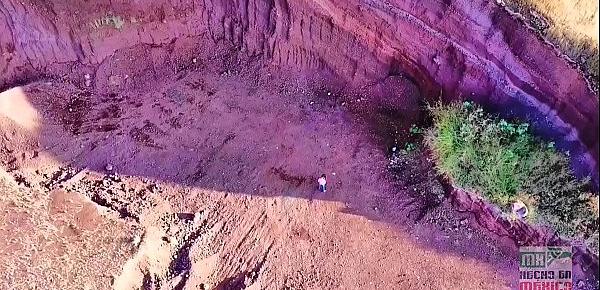  Jugando con drone y encuentro adolescentes follando en la montaña nunca imagine descubrí mi gusto voyeur